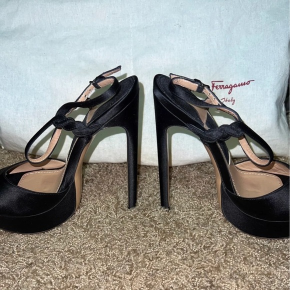 AUTHENTIC Salvatore Ferragamo size 34.5 - Picture 2 of 4